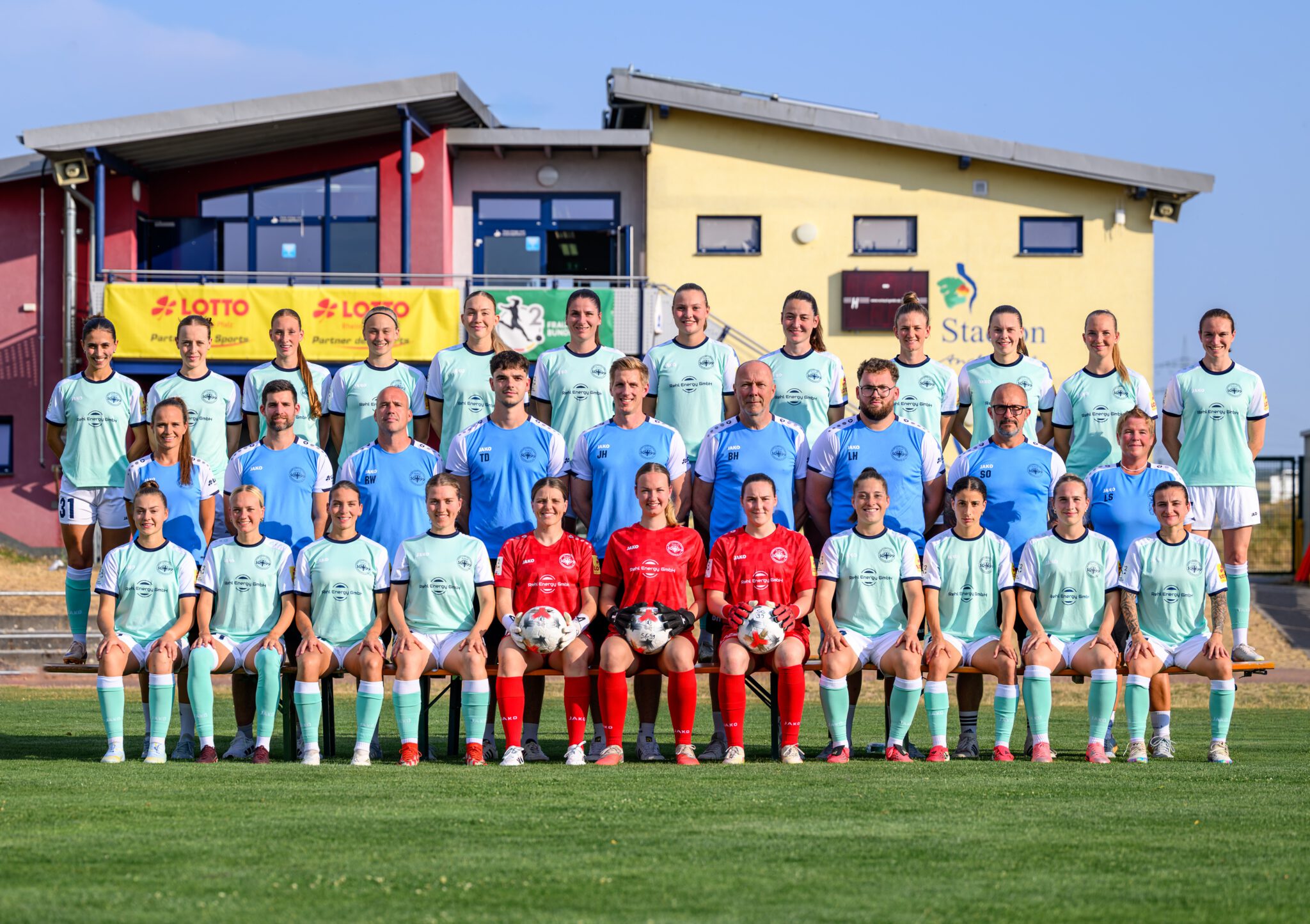 [Bild: Teamfoto-F1-2026-27-2048x1445.jpeg]